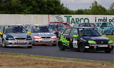 OK Saxo Cup-feltet runder første sving på Jyllands Ringen med Claus Christensen (66) i front foran Tommy Nygaard, mens Kenneth Jakobsen taber terræn i ydersporet. (Foto: Saxo Cup)